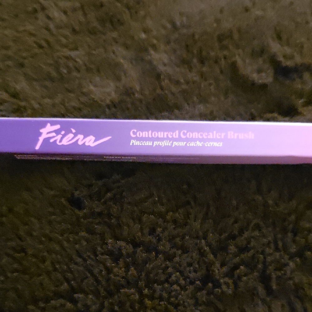 Fiera Contoured Concealer Brush
